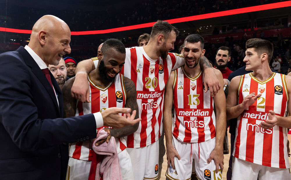Saša Obradović i košarkaši Crvene zvezde posle pobede nad Baskonijom