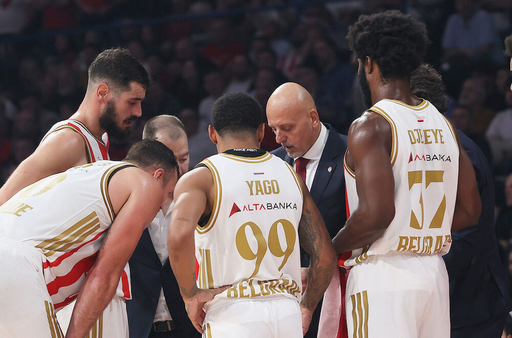 Saša Obradović i košarkaši Crvene zvezde na utakmici protiv Baskonije