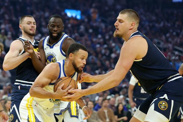 Nekadašnji drugi pik na NBA draftu između Stefa Karija i Nikole Jokića - Denver i Voriorsi u trci za potpis