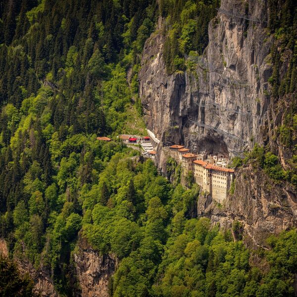 Manastir koji prkosi gravitaciji: Mesto na kome su dva monaha sanjala isti san – Bogorodica je imala poruku za njih