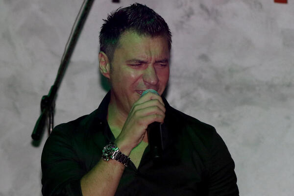 IME OVOG PEVAČA NE KUCAJTE NA DRUŠTVENIM MREŽAMA! Zateći će vas OVA STVAR o njemu- JEDINI MEĐU ESTRADNJACIMA