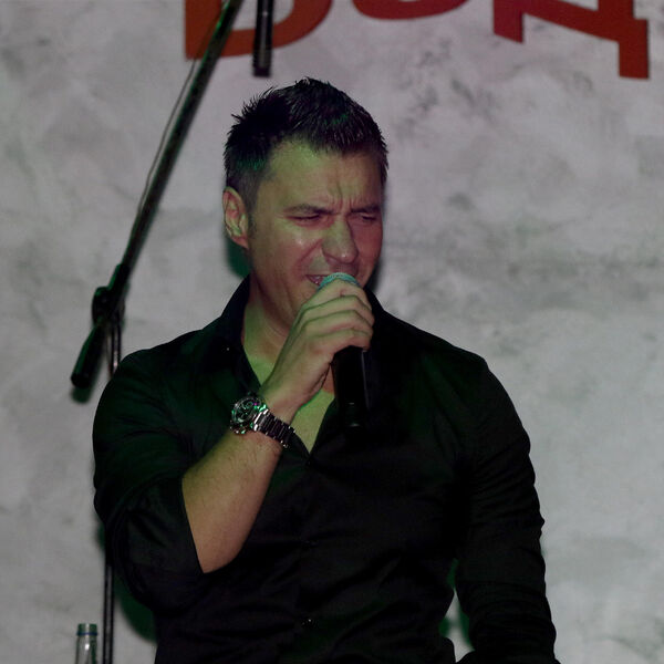 IME OVOG PEVAČA NE KUCAJTE NA DRUŠTVENIM MREŽAMA! Zateći će vas OVA STVAR o njemu- JEDINI MEĐU ESTRADNJACIMA