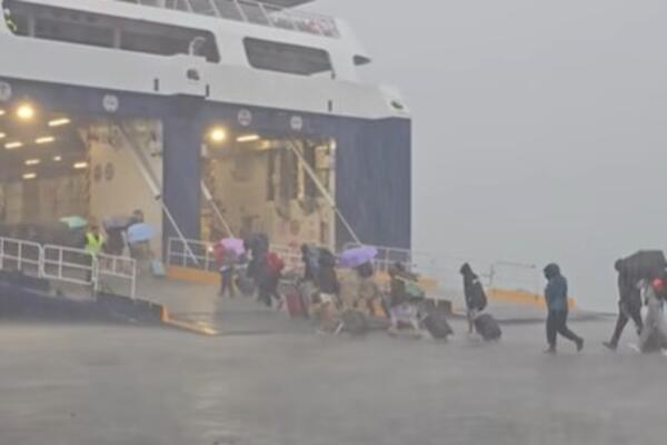 NEVREME NA POZNATOM GRČKOM OSTRVU: Vetar ruši sve pred sobom, putnici beže glavom bez obzira, pogledajte! (VIDEO)
