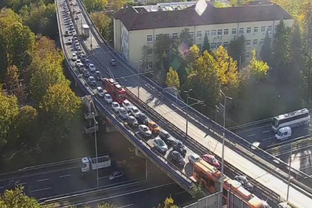 Na svim ključnim saobraćajnicama totalni haos! Popodnevni špic skoro nije bio ovakav - vozila mile, ogromne gužve!