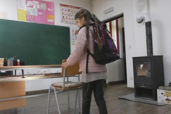 Eldina jedini đak u usamljenoj školi na srpskoj planini! I ona i učiteljica prelaze kilometre pešice svaki dan!