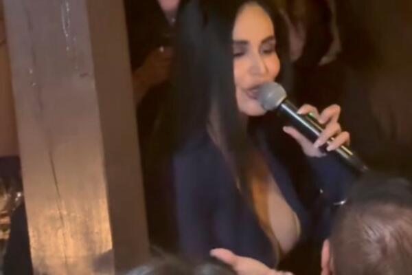 NALEPNICE ODRADILE SVOJ POSAO! Ceo Beograd gledao u njene grudi - zamešala pa sve ispalo: INDI, PAZI, BRE!