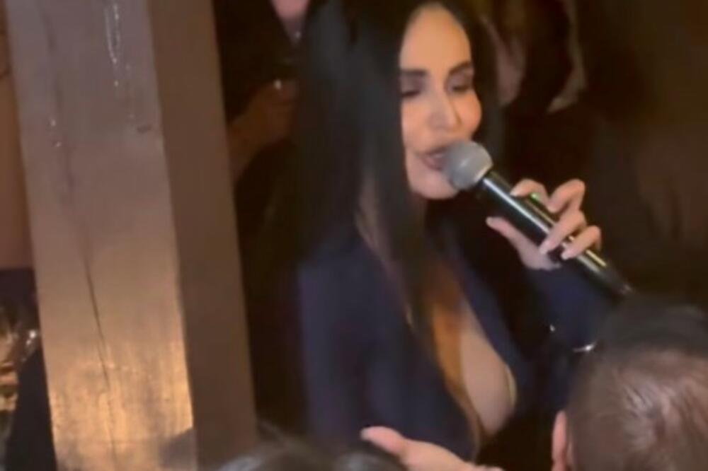 NALEPNICE ODRADILE SVOJ POSAO! Ceo Beograd gledao u njene grudi - zamešala pa sve ispalo: INDI, PAZI, BRE!