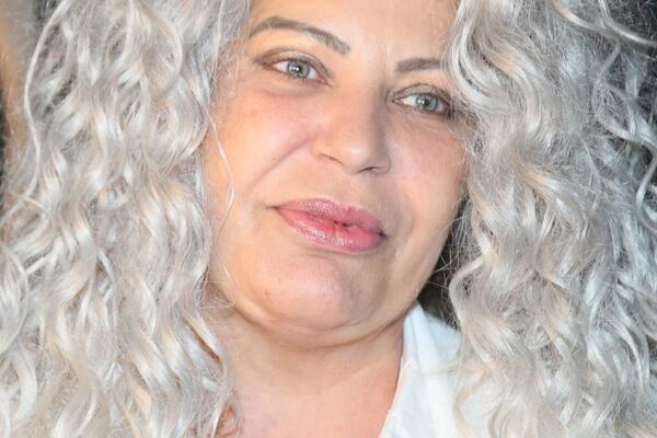 STOJO, ŽENO, ŠTA JE OVO? Beograđani šokirani frizurom - PRIRODNA KOSA TRAŽI POMOĆ, A SINTETIKA SIJA KAO LAS VEGAS