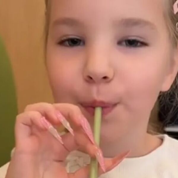 NAROD BESAN, GDE JE GRANICA? Mama Marija ćerki (7) uradila nokte kao odrasloj ženi - MALA PIJE I KAFU