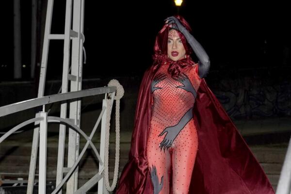 GOLA JOVANA JEREMIĆ STIGLA NA ROĐENDAN! Rukama sakrila INTIMNE DELOVE, prizor nije za one poštene!