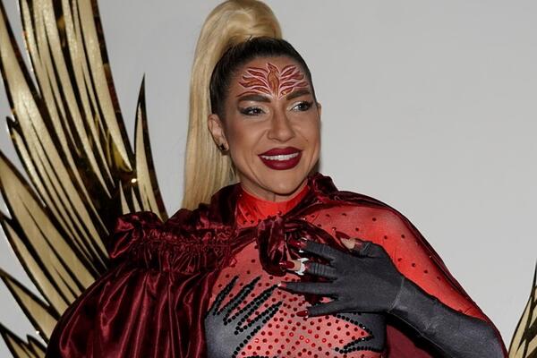 "KRALJICA ŠERA" POLIVALA GOSTE SVETOM VODOM! Šok pred početak rođendana, performans srušio internet