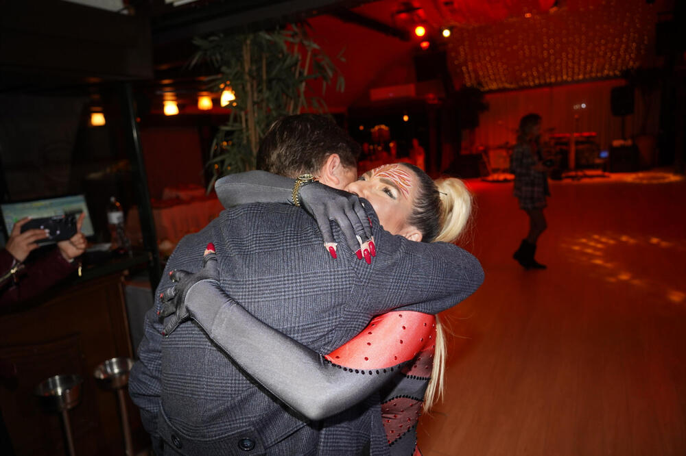 PAO POLJUBAC JEREMIĆEVE I BIVŠEG MUŽA! Dohvatila ga pred svima, Voja kad ju je video GOLU...