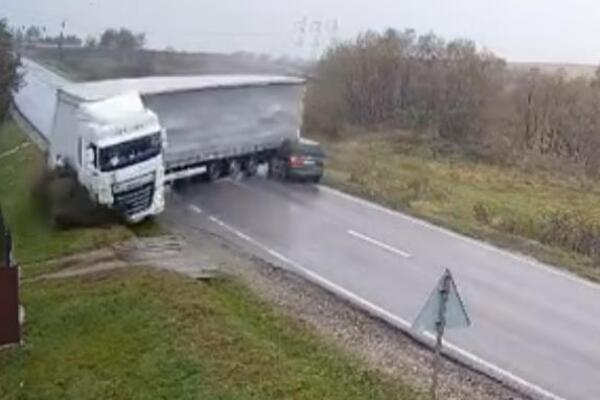 Užasna saobraćajna nesreća u Rumuniji: Kamion uništio auto, poginule dve osobe (VIDEO)