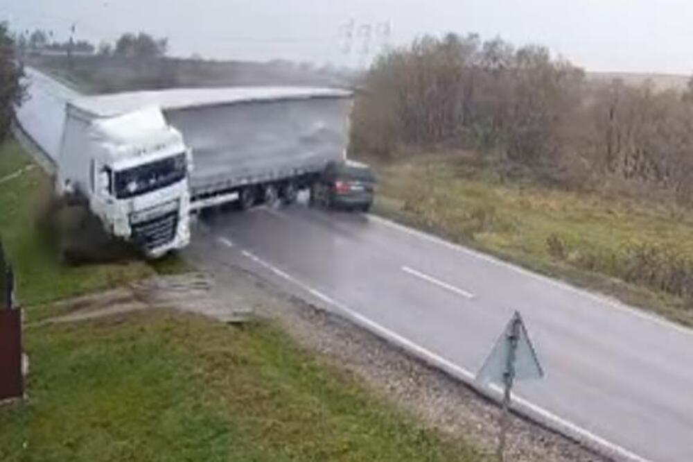 Užasna saobraćajna nesreća u Rumuniji: Kamion uništio auto, poginule dve osobe (VIDEO)