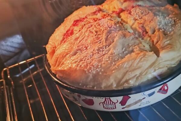 Pita se topi u ustima! Recept za slanu fantaziju sa šunkom i sirom koju Srbi obožavaju - TAJNA UKUSA JE U PRELIVU