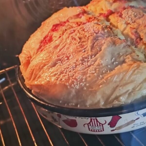 Pita se topi u ustima! Recept za slanu fantaziju sa šunkom i sirom koju Srbi obožavaju - TAJNA UKUSA JE U PRELIVU