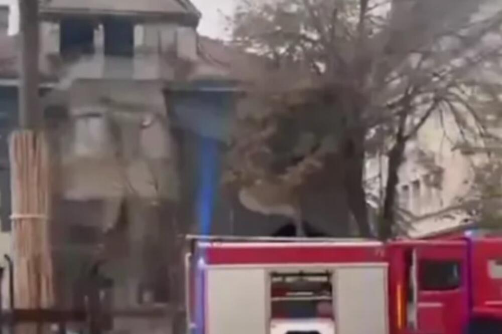 Izbio požar u Kneza Miloša: Gori vila, vatrogasci na terenu