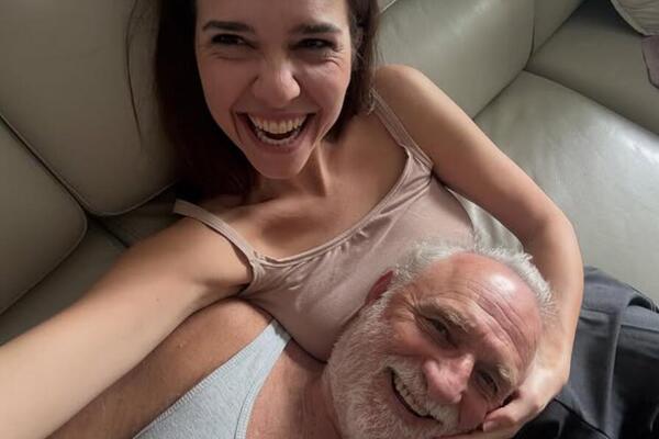 LEGAO JOJ U KRILO, ONA MU MILUJE SEDE! Najpoznatiji DEKA u Srbiji i njegova BOLJA polovina objavili RADOSNE VESTI!