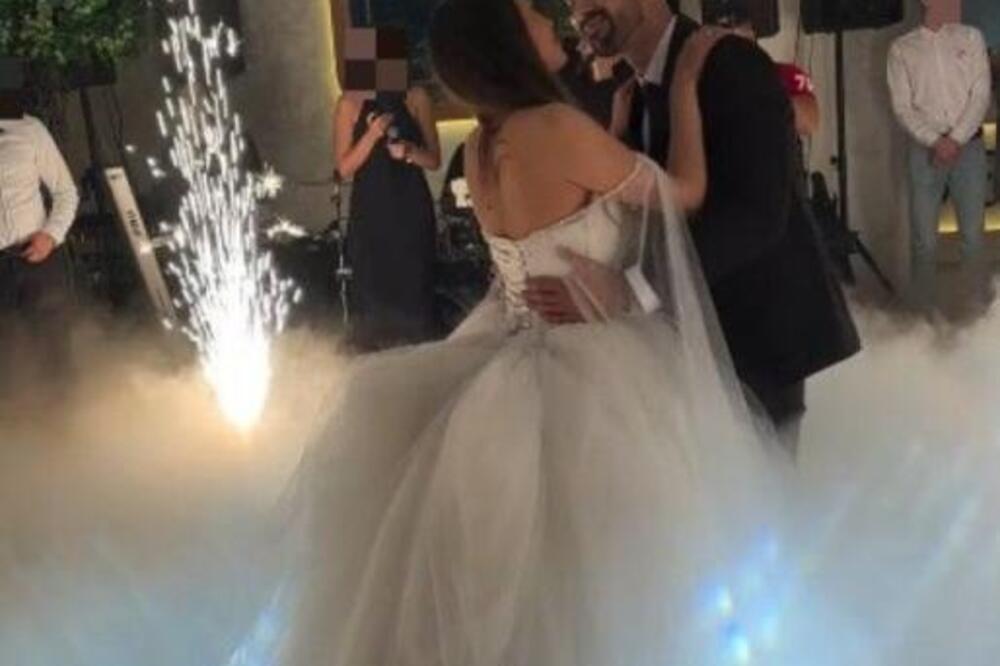 BIVŠA ZADRUGARKA REKLA "DA" ČOVEKU SA NANOGICOM! Snimak prvog plesa odjekuje - jedna stvar "BIJE" oko njih