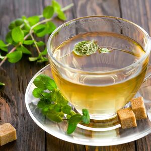 Samo 1 šolja ovog čaja čini čuda: Oslobodite se muke na prirodan način, čisti creva i smanjuje nadutost