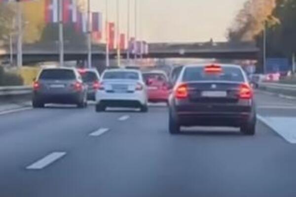 Snimak dramatične potere na Novom Beogradu: Automobil beži od policije, vozilo MUP-a peleće bankinu... (VIDEO)