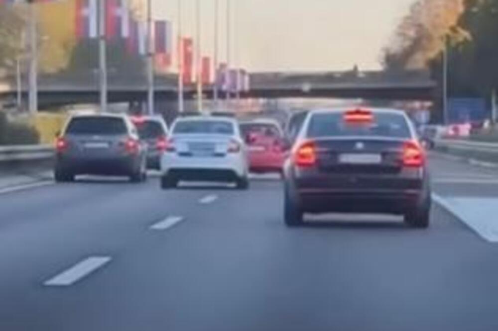 Snimak dramatične potere na Novom Beogradu: Automobil beži od policije, vozilo MUP-a peleće bankinu... (VIDEO)