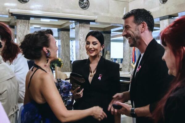 BEOGRAĐANI BRUJE O NJENOM KORSETU! Provokacija sa smislom - ruka na dojci iznenadila ljude, MISTERIJA SIMBOLA