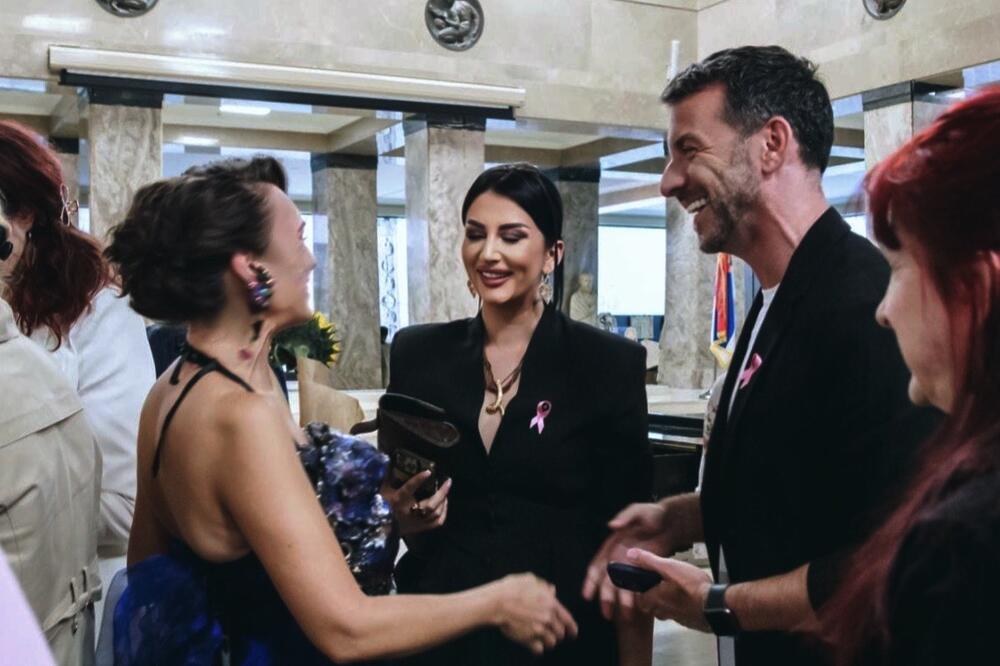 BEOGRAĐANI BRUJE O NJENOM KORSETU! Provokacija sa smislom - ruka na dojci iznenadila ljude, MISTERIJA SIMBOLA