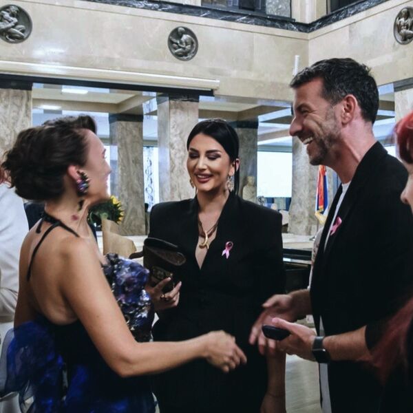 BEOGRAĐANI BRUJE O NJENOM KORSETU! Provokacija sa smislom - ruka na dojci iznenadila ljude, MISTERIJA SIMBOLA