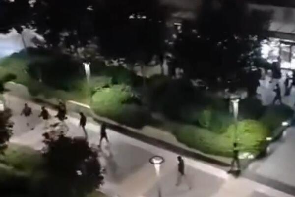 NAROD BESAN, SPREMILI I PALICE! Sprema se haos na ulicama? Masovno okupljanje po gradu - policija na nogama