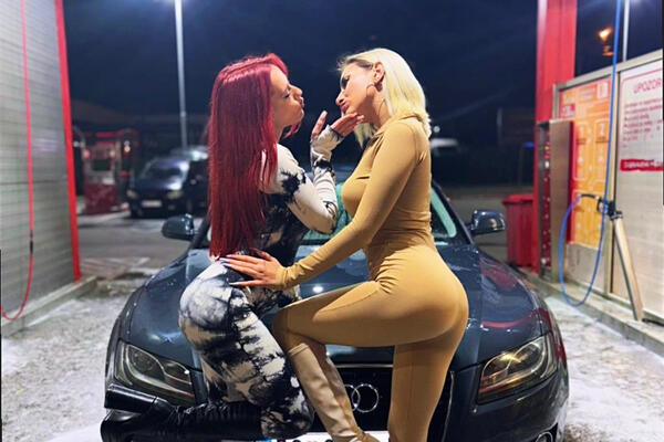 ŠTA TO RADITE? Dohvatile se nasred PERIONICE - Beograđani nisu znali gde pre da gledaju, POHOTNE DRUGARICE