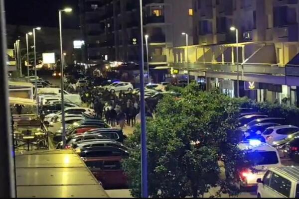 Tenzije ispred Vlade Crne Gore ne jenjavaju! Privedeno 11 osoba, demonstranti uzvikuju: "Turci napolje"