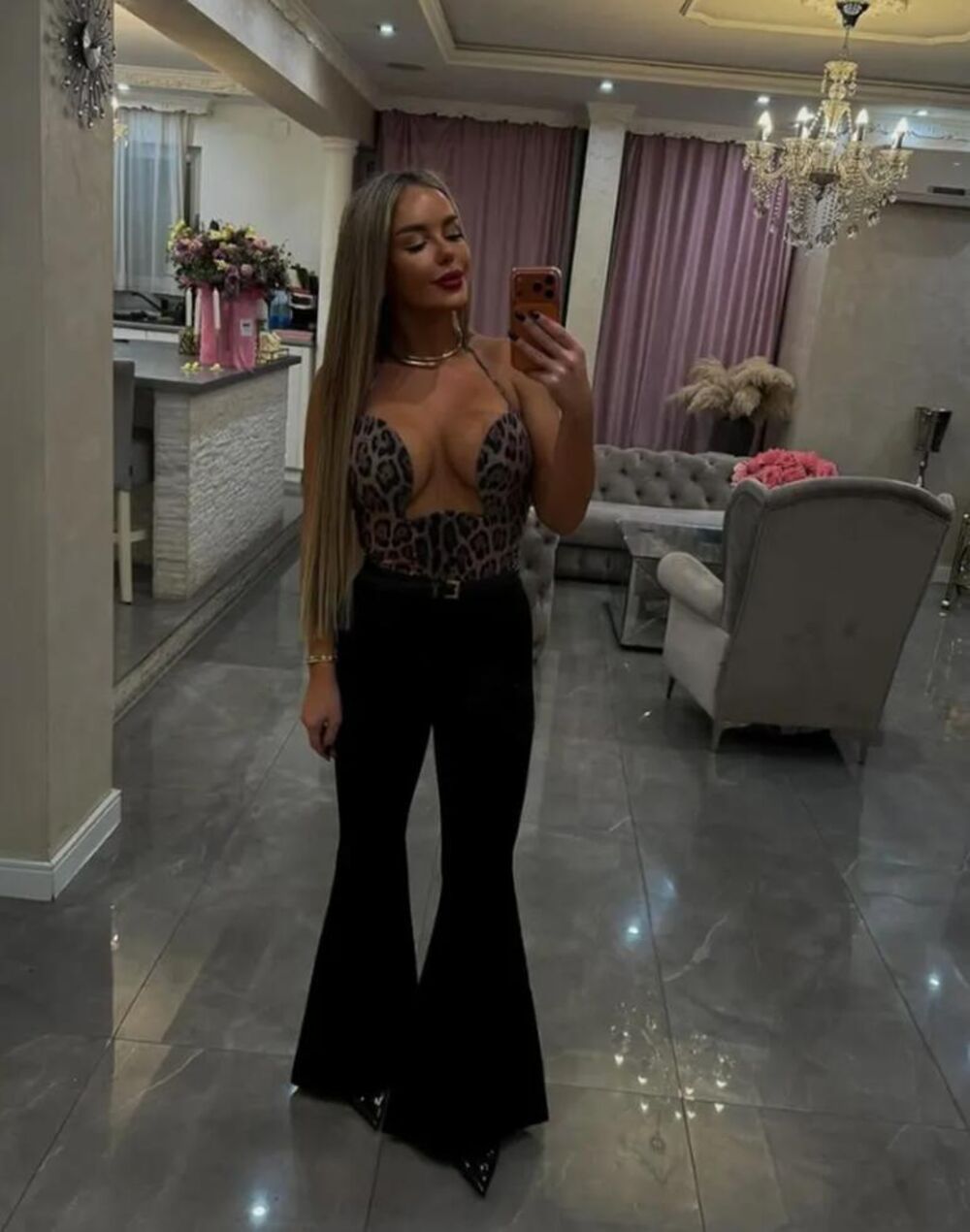 Nataša sa otvorom do pupka