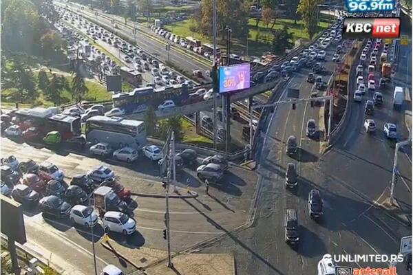 Jutarnji špic paralisao Beograd, kolone vozila na sve strane: Ove deonice su kritične, preko Gazele samo ako morate