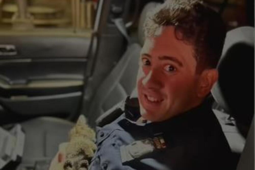 Nevrovatan potez policajca raspametio planetu: Ugledao mače zaglavljeno ispod kamiona, a onda uzeo da... (VIDEO)