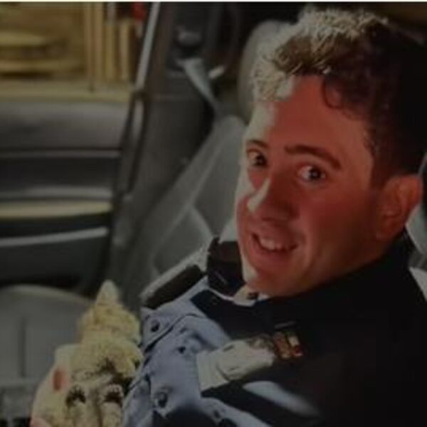 Nevrovatan potez policajca raspametio planetu: Ugledao mače zaglavljeno ispod kamiona, a onda uzeo da... (VIDEO)