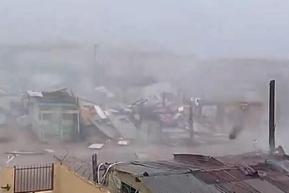 Uragan Melisa opustošio Jamajku! Tri osobe poginule tokom snažne oluje, poplave i talasi gutaju sve! (VIDEO)