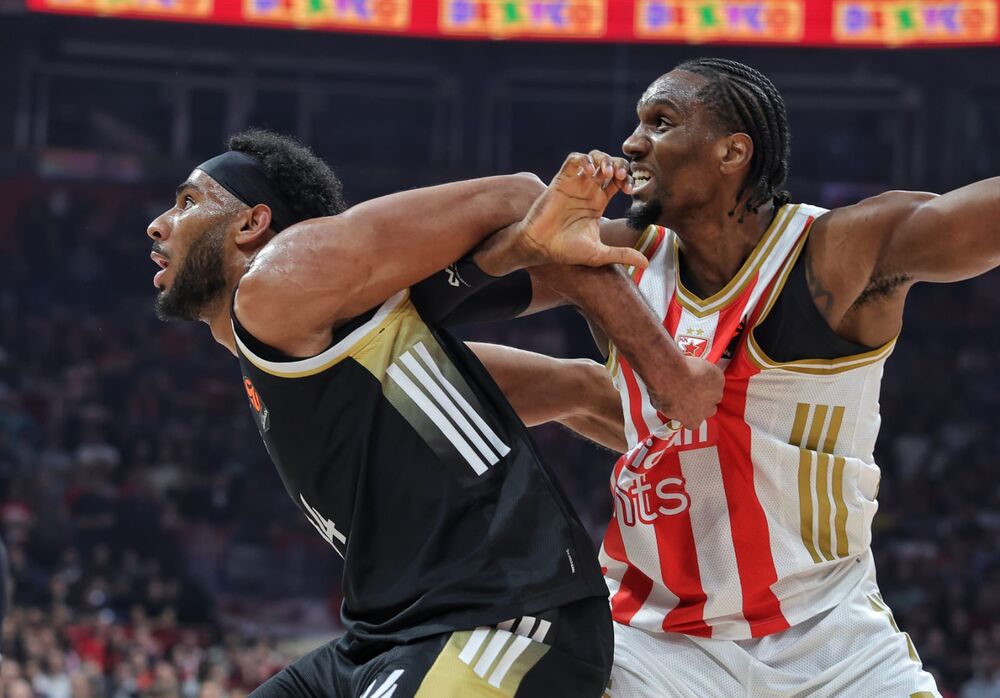 Ebuka Izundu (desno) na utakmici Crvene zvezde i Asvela