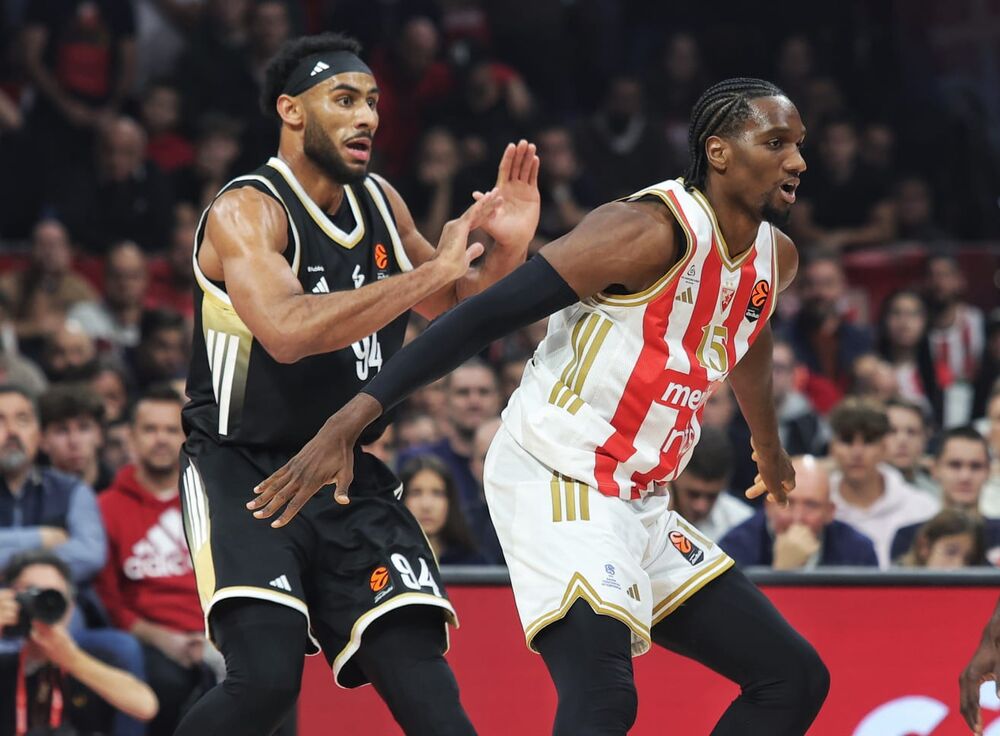 Ebuka Izundu (desno)