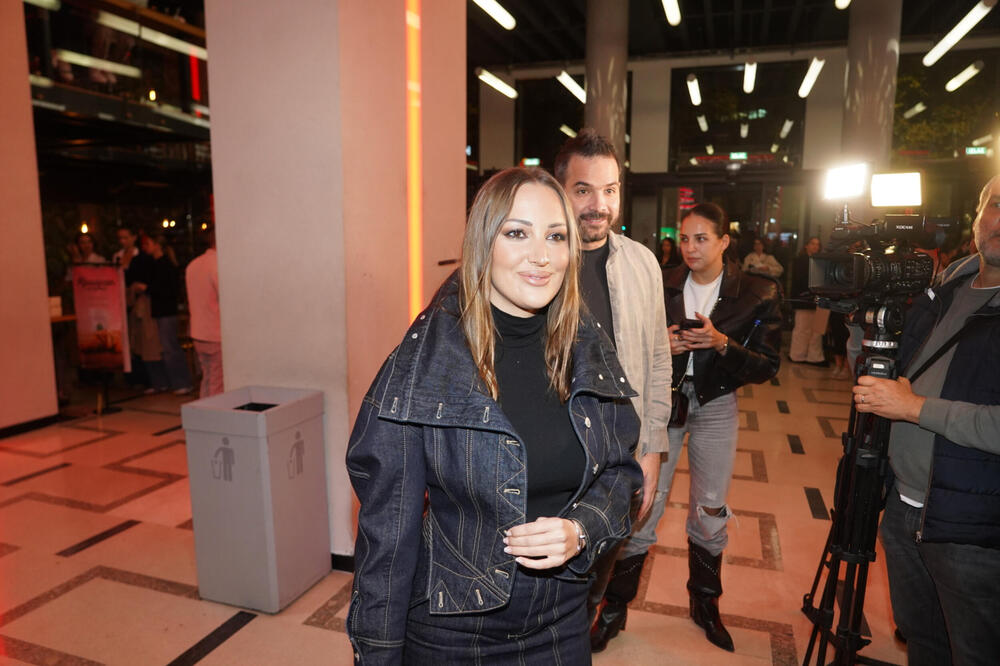 JEDAN MUŠKARAC JE PRATIO POPUT SENKE! Beograđani sinoć piljili u SRPSKU DŽEJ LO, ni HRVAT nije ostao imun