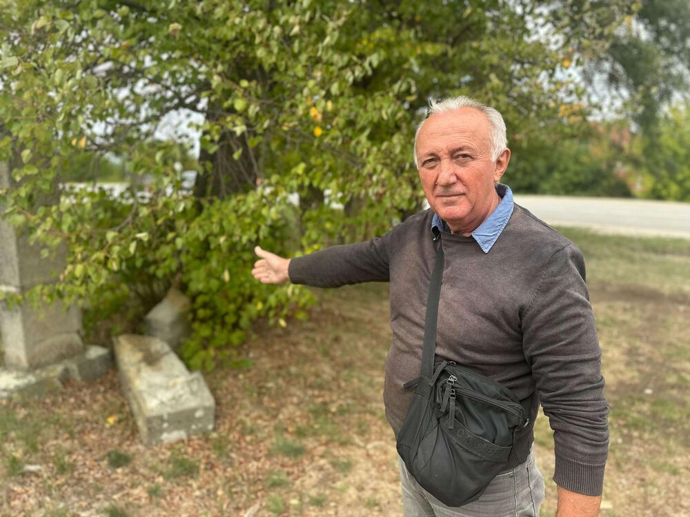 Urušen spomenik krajputaš