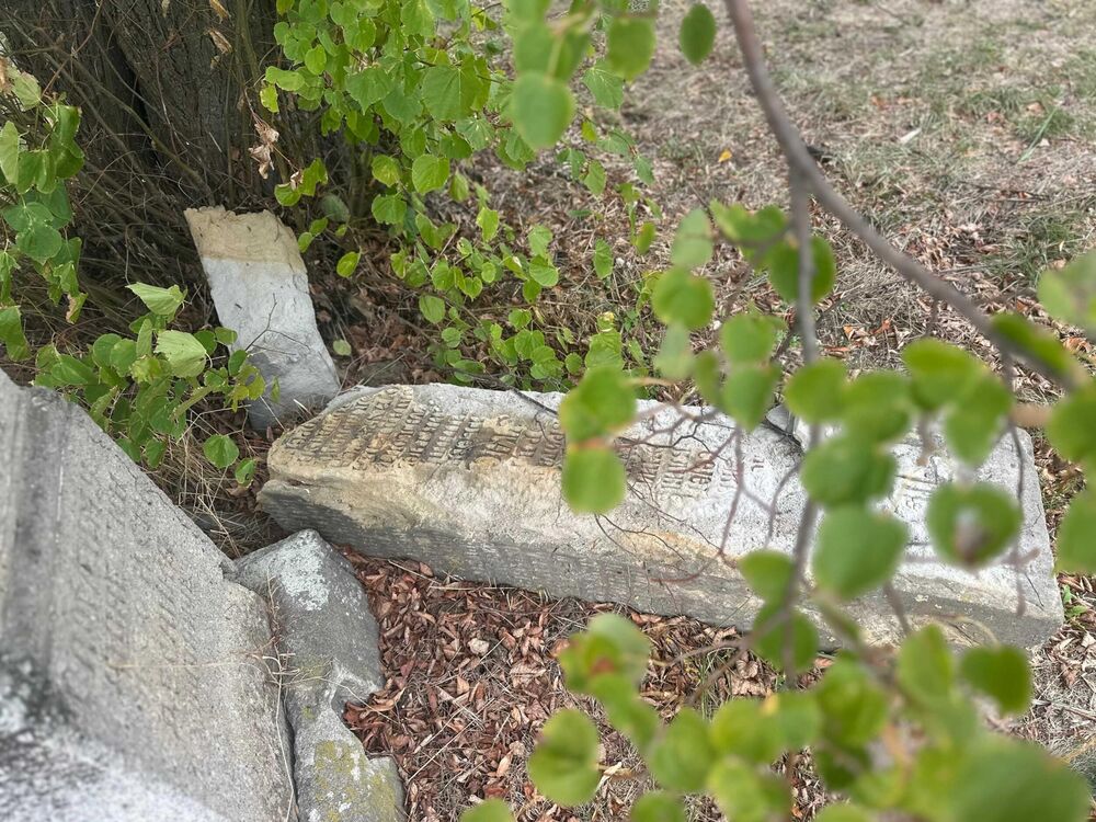 Urušen spomenik krajputaš