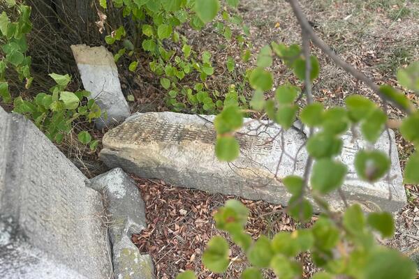 Kamen čuvar sećanja na Srbe koji su živote ostavili u ratovima: Urušen važan spomenik, sramno šta ljudi tamo rade!