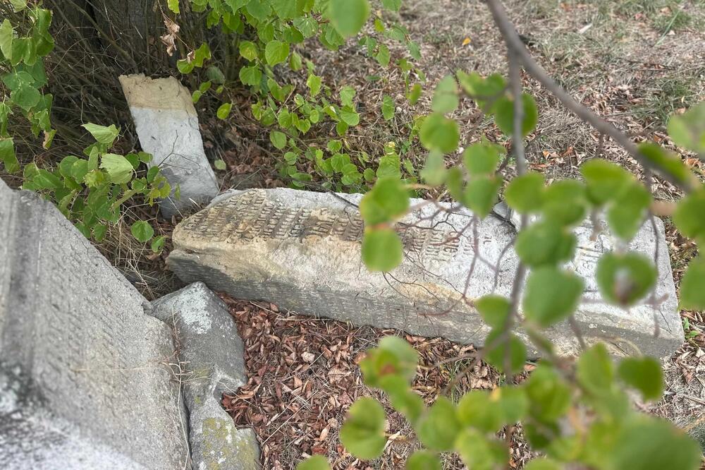 Kamen čuvar sećanja na Srbe koji su živote ostavili u ratovima: Urušen važan spomenik, sramno šta ljudi tamo rade!