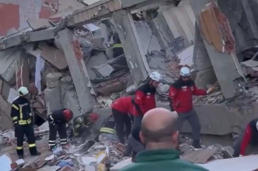 Srušila se zgrada u Turskoj, traga se za zarobljenima ispod ruševina! Strašni snimci haosa, na sve srane krš i lom!