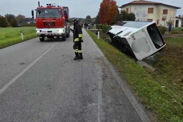Autobus pun učenika sleteo sa puta nakon sudara u Italiji! Vozač poginuo na licu mesta, 15 osoba povređeno!