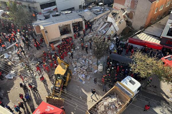 Malog Emira i njegovu sestru izvukli mrtve iz ruševina: Potresni prizori posle urušavanja zgrade, Turska u očaju