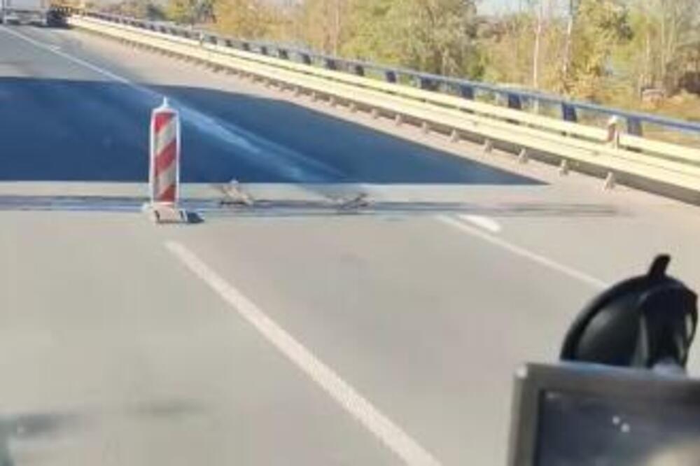 POPUCALI "ČEŠLJEVI" NA OSTRUŽNIČKOM MOSTU: Vozila oštetila gume i katetere, stigla policija (VIDEO)