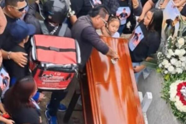 SAHRANU PREKINUO VRISAK, A ONDA SU SVI OŽALOŠĆENI POGLEDALI U RAKU: Od prizora im se sledila krv u žilama! (VIDEO)