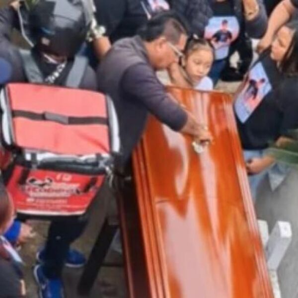 SAHRANU PREKINUO VRISAK, A ONDA SU SVI OŽALOŠĆENI POGLEDALI U RAKU: Od prizora im se sledila krv u žilama! (VIDEO)